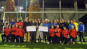 Spendenübergabe bei gemeinsamem Training mit SSV Reutlingen