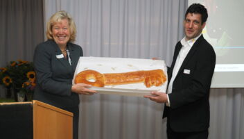 Symbolische Schlüsselübergabe von Andrea Stratmann an Franke Jaehdeke