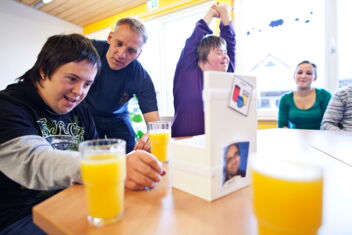 Ein Betreuer unterstützt einer Frau mit Behinderung