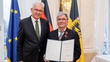 Ministerpräsident Kretschmann übergibt Bundesverdienstkreuz an Hans-Joachim Ruschke