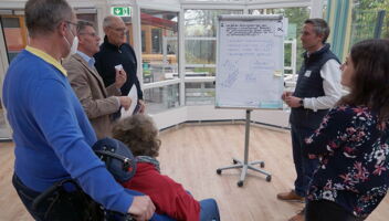 Führungskräfte diskutieren miteinander