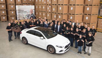 GWW Belegschaft mit einem Mercedes im Werk Calw