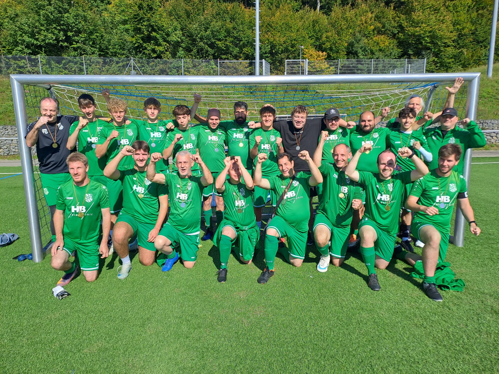 Gruppenfoto beide Mannschaften